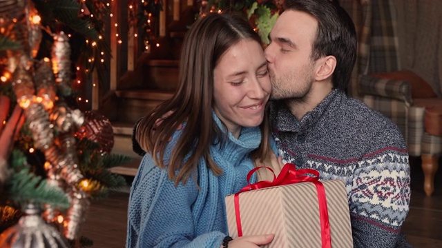丈夫赠送礼盒，心爱的妻子祝贺她圣诞快乐视频素材