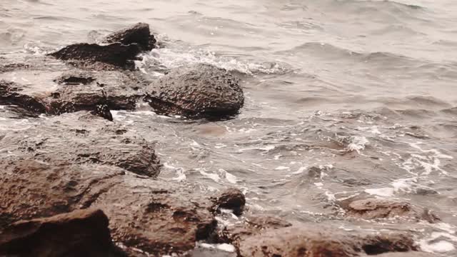 水晶般的水波在珊瑚岩上。蓝色的海放松水波。视频素材