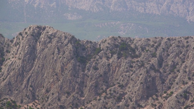 陡峭山坡上生长着罕见的绿色植物的古山视频素材