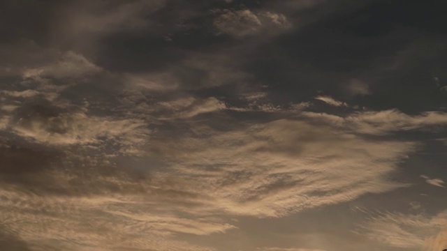 戏剧性的金色暗风暴云在黄昏黄昏日落天空的背景视频素材