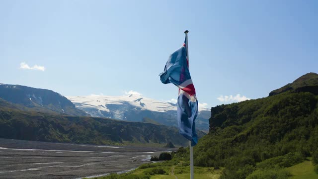 空中，波夫，冰岛国旗对着多山的风景，冰岛视频下载