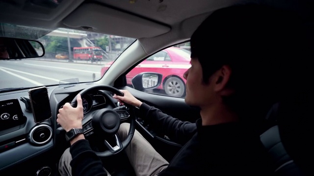 新司机正在城市街道上练习驾驶视频下载
