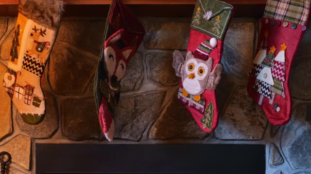 特写，圣诞袜挂在壁炉上，北卡罗来纳州，美国视频下载