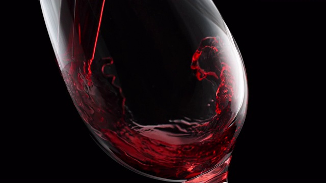 红酒在水晶杯中旋转(1000帧/秒视频素材