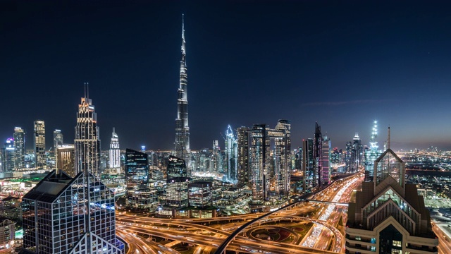 T/L PAN鸟瞰图迪拜天际线在晚上/迪拜，阿联酋视频下载