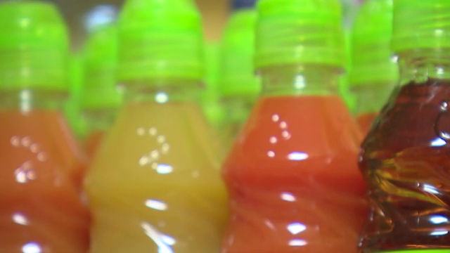 塑料瓶里的果汁视频下载