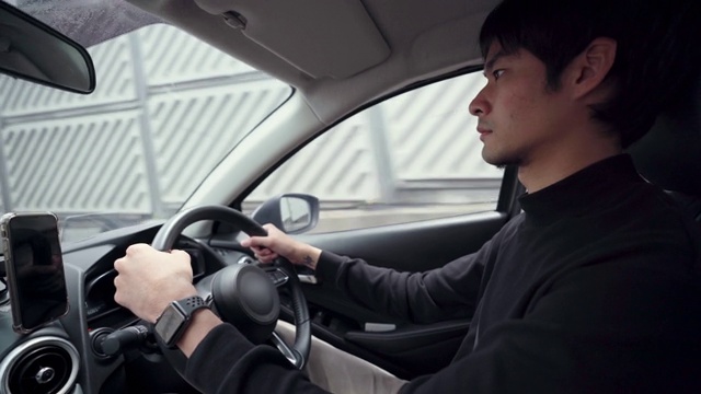 新司机正在城市街道上练习驾驶视频下载