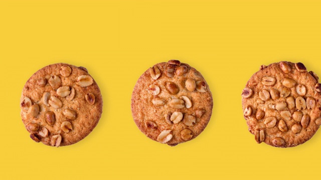 无缝循环的花生饼干动画。黄色背景上的一排不同的自制糕点视频下载