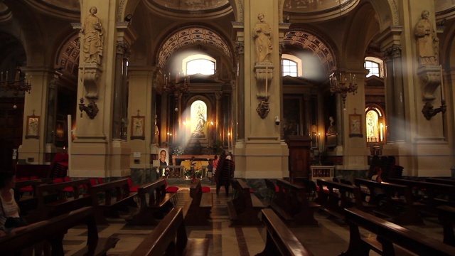 在意大利西西里岛的巴勒莫大教堂中穿行视频下载