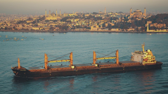 指导大船穿越伊斯坦布尔博斯普鲁斯海峡的航海领航员视频素材