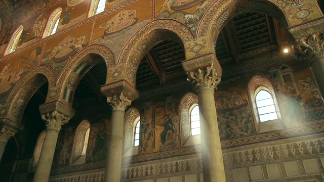 在意大利西西里岛巴勒莫的蒙瑞尔大教堂，沿着令人惊叹的华丽，镀金视频下载