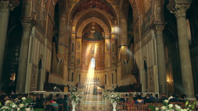 在意大利西西里岛巴勒莫的蒙瑞尔大教堂，“圣光”照亮了一场婚礼派对视频下载