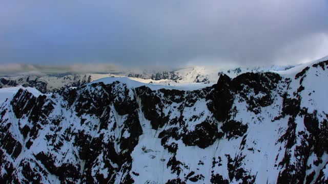 多雪的空中南阿尔卑斯山脉视频素材