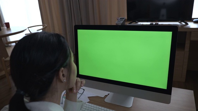 商务亚洲女性在现代家庭中使用绿屏电脑的场景视频素材