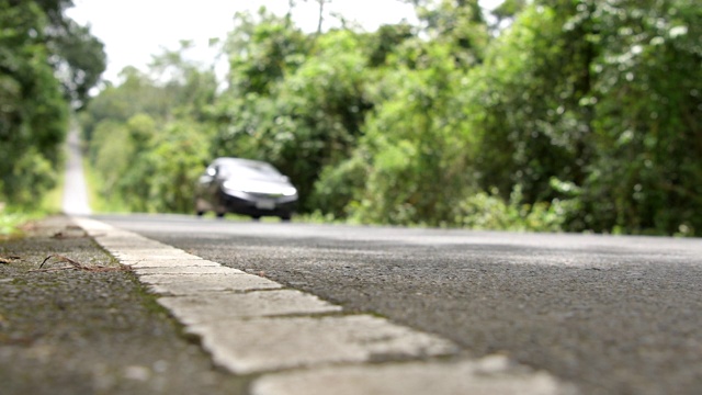 低水平角度摄像机拍摄的汽车在道路上行驶的场景视频下载