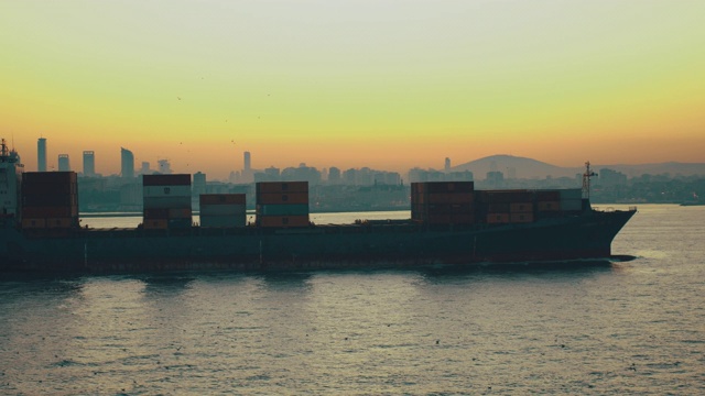 无人机拍摄的大型集装箱船穿过伊斯坦布尔博斯普鲁斯海峡视频素材