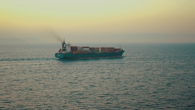 无人机拍摄的大船穿过伊斯坦布尔博斯普鲁斯海峡视频素材