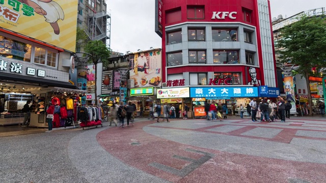 人们拥挤在西门町购物区，台北市视频素材
