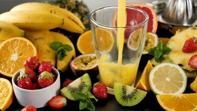 果汁和新鲜水果成分视频素材