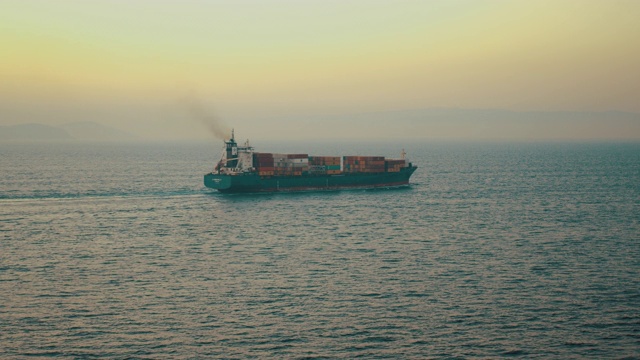 无人机拍摄的大船穿过伊斯坦布尔博斯普鲁斯海峡视频素材