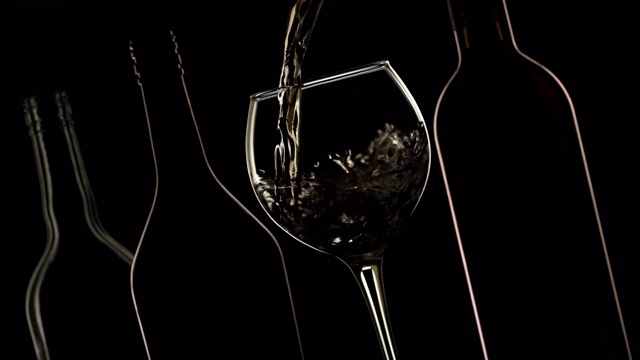 白葡萄酒倒入玻璃轮廓瓶背景视频素材