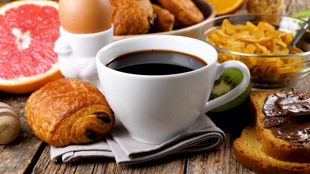 欧式早餐，咖啡，牛角面包，面包和水果视频下载