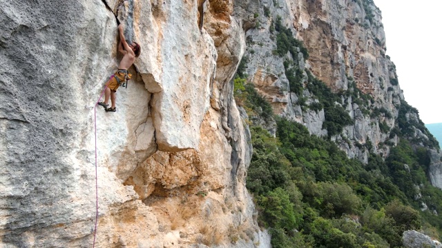 意大利终利古雷悬崖上的登山者视频下载