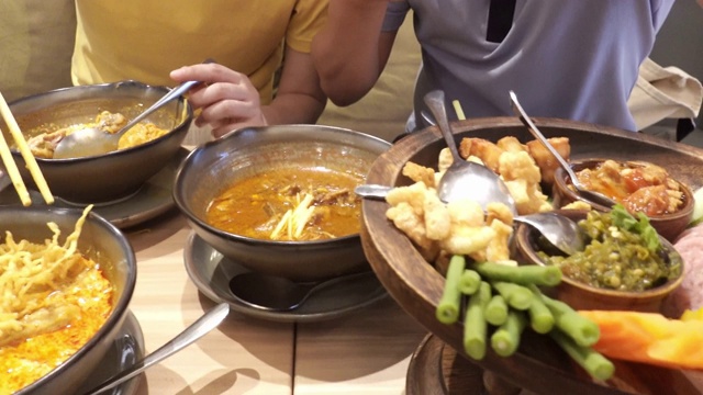 亚洲朋友打视频电话，在餐厅吃饭视频下载