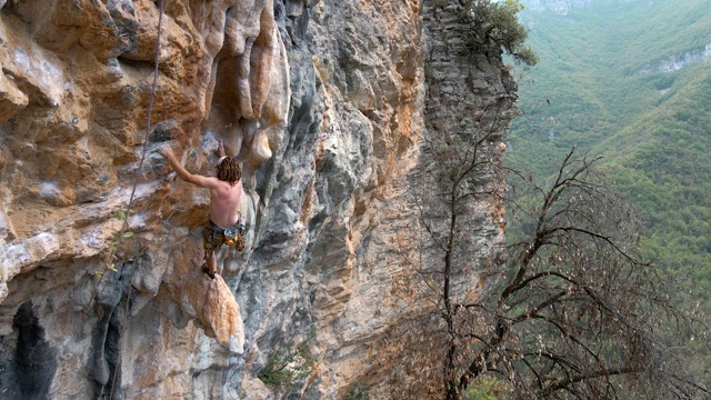 意大利终利古雷悬崖上的登山者视频下载