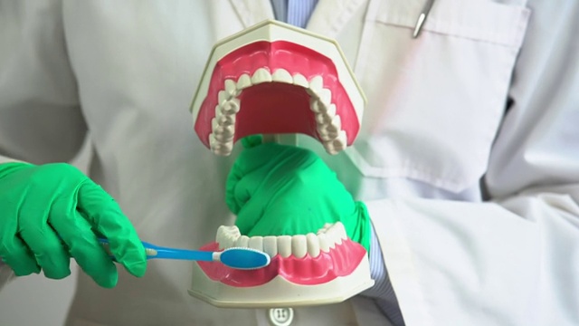 牙科医生示范如何在牙科诊所刷牙视频下载