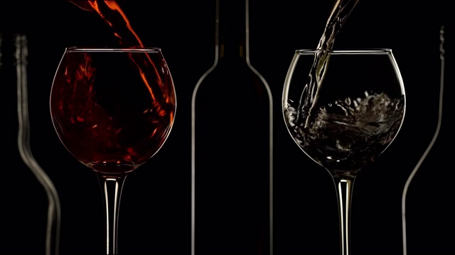 红葡萄酒和白葡萄酒倒，轮廓酒瓶，低调的慢动作视频下载