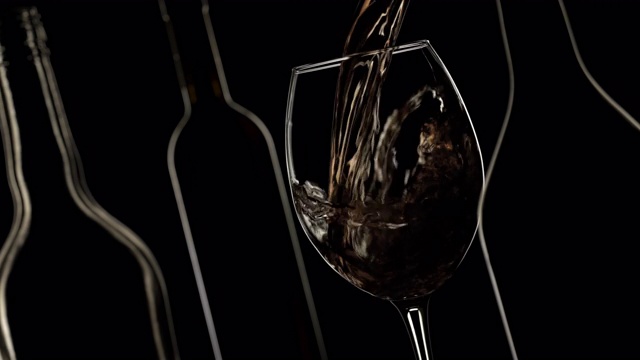 葡萄酒倒入酒杯。深色背景，瓶子轮廓视频素材