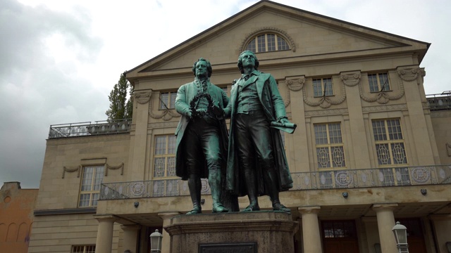 歌德和席勒在魏玛城的著名雕塑视频下载