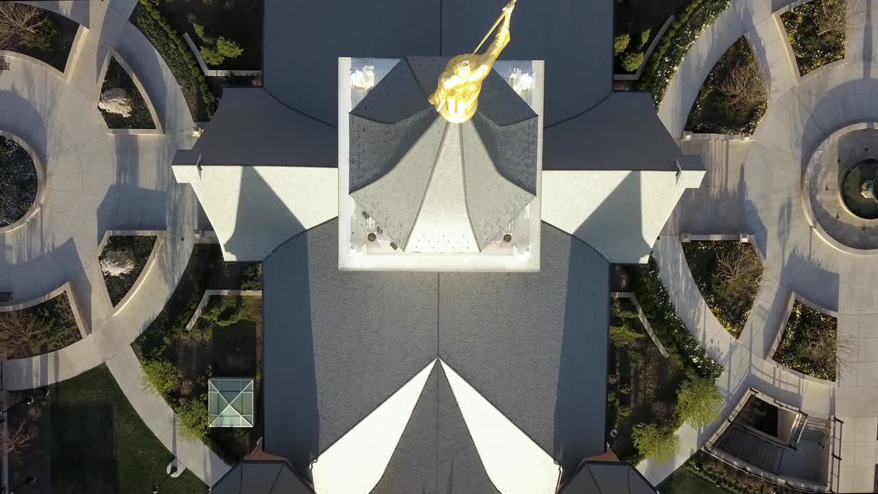 鸟瞰普罗沃市中心寺庙的尖顶视频素材