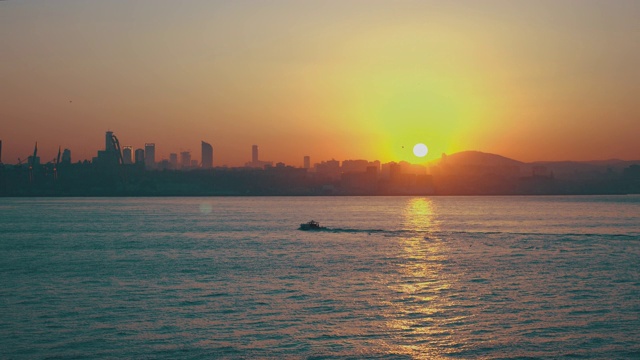 鸟瞰图的渔船走向太阳在日出视频下载