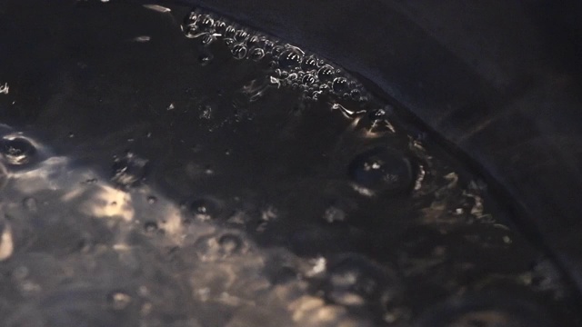 水在平底锅中沸腾视频素材