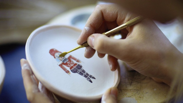 近距离观察年轻女子在她的陶艺工作室制作圣诞陶瓷，小商业概念视频下载