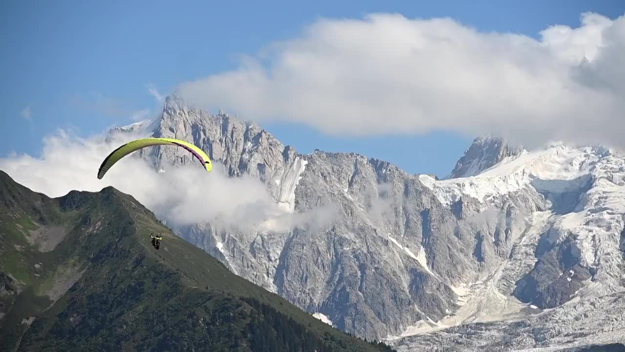 滑翔伞飞行与风景优美的山脉Vista视频素材