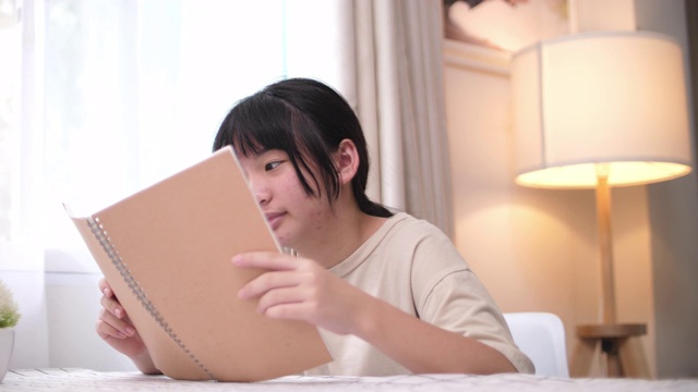 年轻女子阅读模拟书在放松时间在家视频素材