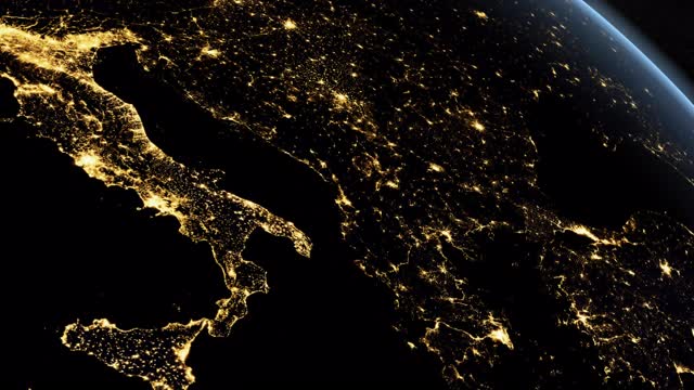 从太空旋转地球上的意大利夜景视频素材
