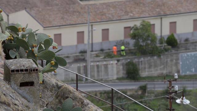 在西西里岛小镇，园丁们正在打扫房子视频素材