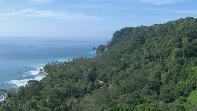 鸟瞰图陡峭的热带悬崖附近卡波马塔帕罗在奥萨半岛与太平洋在哥斯达黎加。视频下载