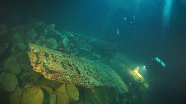 生锈的金属战机在楚克群岛的特鲁克礁湖水下残骸上。视频下载