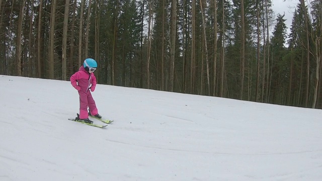 一个孩子在滑雪坡上滑雪。视频素材