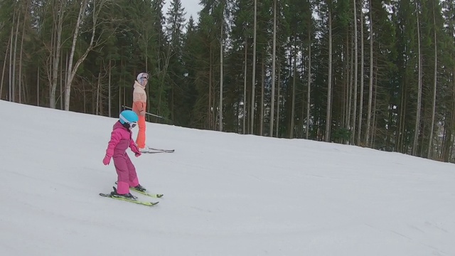 一个孩子在滑雪坡上滑雪。视频下载
