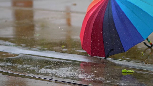 五颜六色的雨伞在雨中，慢动作视频素材