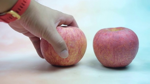 手选一个红苹果。慢动作镜头视频下载