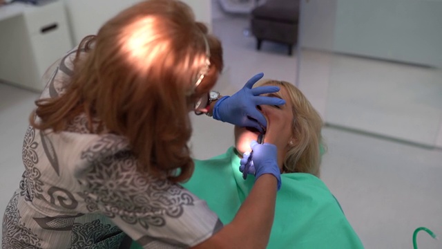 牙医给病人拔牙。视频下载