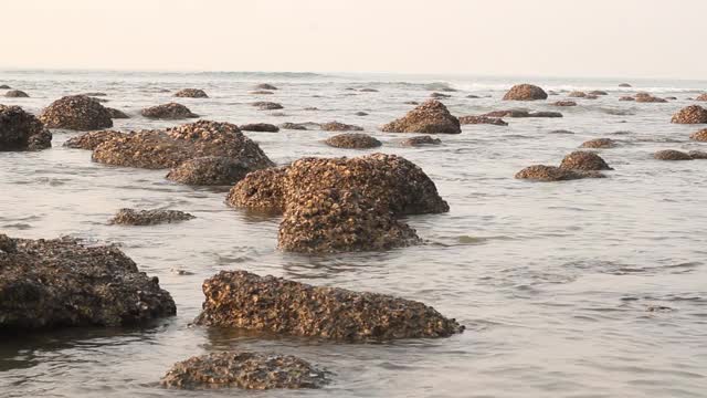 水晶般的水波在珊瑚岩上。蓝色的海放松水波。视频素材