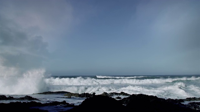 太平洋风暴中巨大的海浪冲击着俄勒冈海岸视频下载